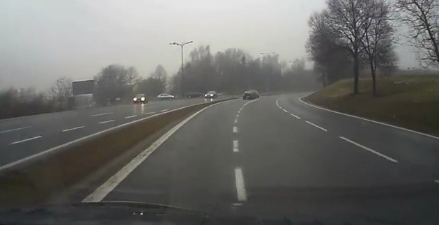 Kierowca BMW w efektownym poślizgu na DK44 w Mikołowie