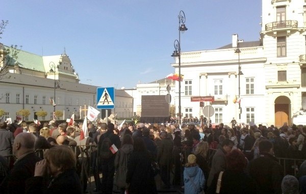 Kolejka do pałacu prezydenckiego