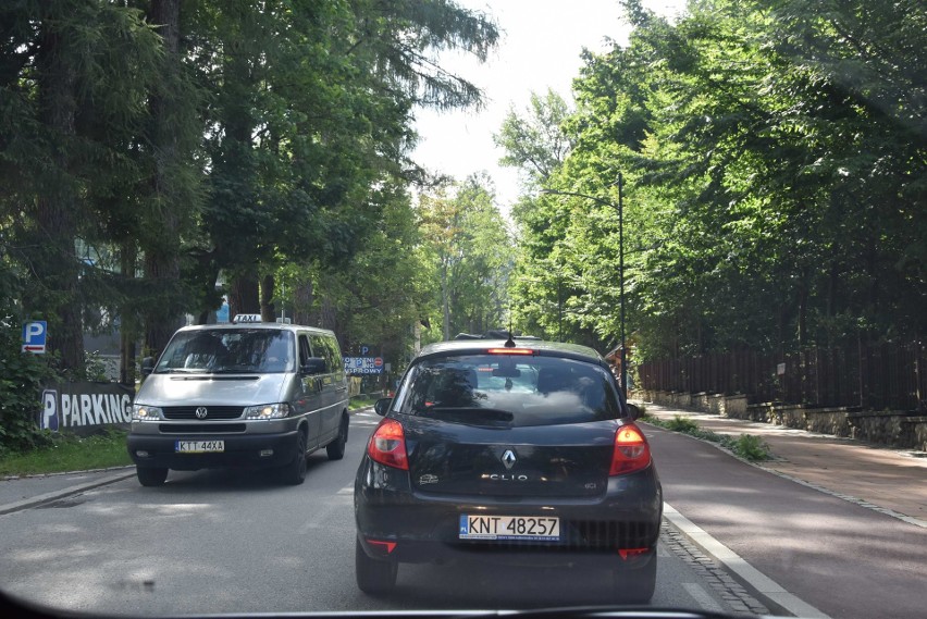 Zakopane stanęło w korkach. Najgorzej jest na ul. Broniewskiego [ZDJĘCIA]