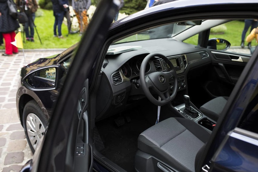 Golfy Sportsvany wystawione na aukcje wyposażone są w silnik...