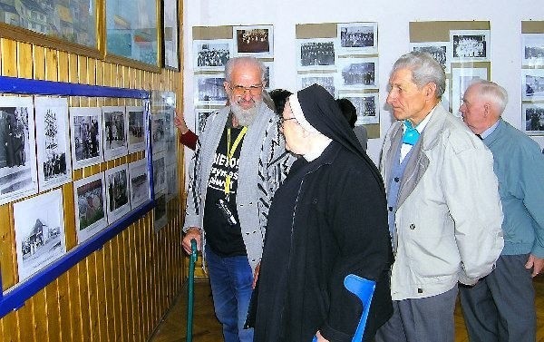 Takich tłumów dawno nie były w domu kultury w  Kamieniu. Poza zdjęciami miasteczka można  było zobaczyć grafiki i akwarele Zenona  Kubiaka.