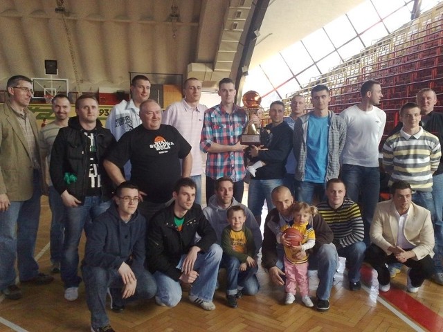 Koszykarze Stali Stalowa Wola spotkali się w piątek ze swoimi kibicami na zakończenie sezonu, nie zabrakło wspólnych fotografii.