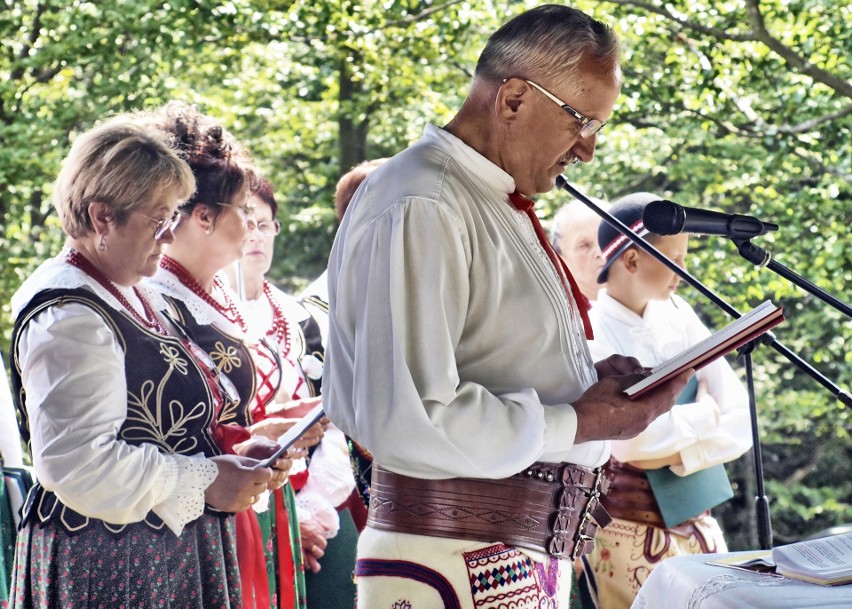 Odkryj Beskid Wyspowy. W niedzielny poranek wspięli się na Szczebel. Bardzo liczną grupę stanowili najmłodsi turyści [ZDJĘCIA]