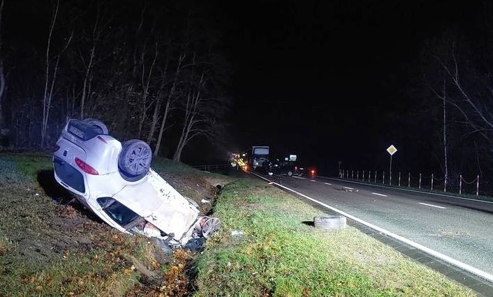 Wypadek w Różanie. 24.11.2021. Zderzenie trzech samochodów osobowych. Zdjęcia