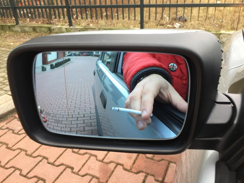 Palenie w samochodzie w czasie jazdy jest czynnością...