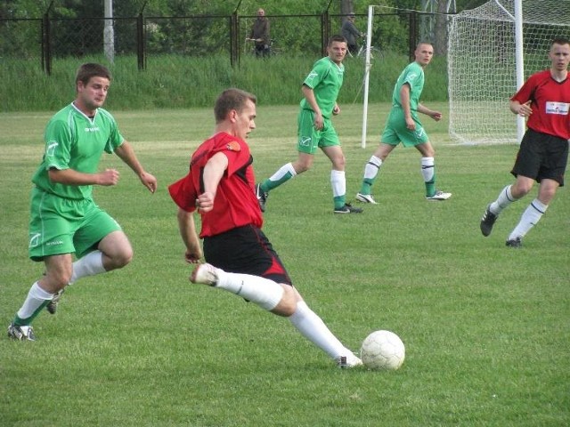 Piłkarze Rzekunianki Rzekuń po dobrym meczu wywalczyli komplet punktów.