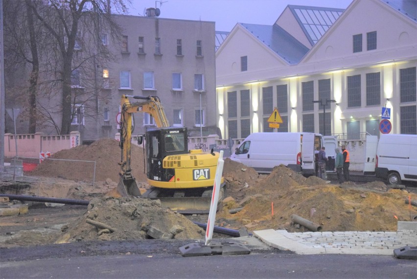 Trwają prace przy budowie ronda na ulicy Wrocławskiej,...