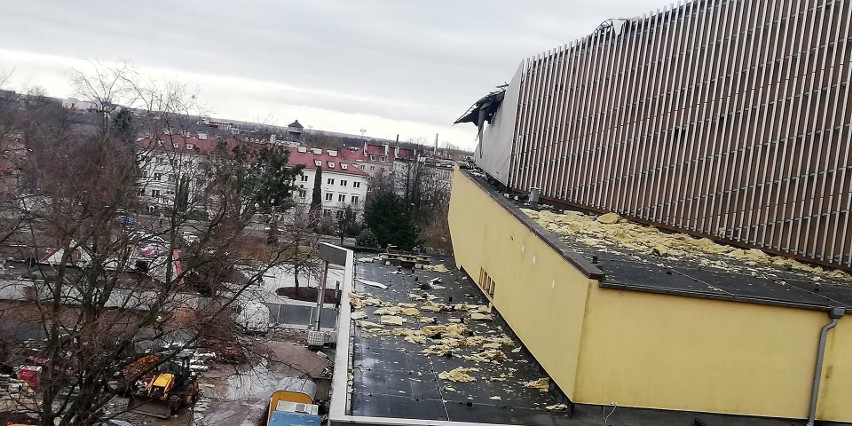 Uszkodzony dach Teatru im. Jana Kochanowskiego w Opolu