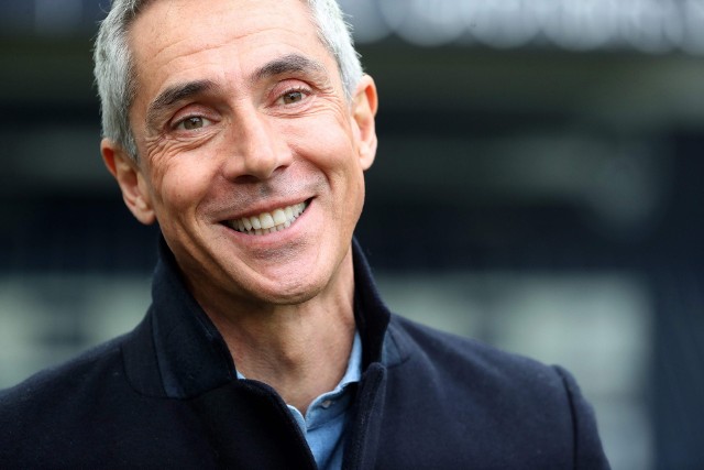 Paulo Sousa zaskoczył podczas poniedziałkowej konferencji prasowej. Nie powołał m.in. Bartosza Kapustki, który znacznie wyróżnia się w Ekstraklasie i Tomasza Kędziory, który jest etatowym prawym obrońcą w Dynamie Kijów. Nieobecność niektórych zawodników świadczy o tym, że Portugalczyk ma nowy pomysł na reprezentację. To ustawienie 1-3-4-1-2 lub 1-3-5-2 i nowi wykonawcy, którzy będą realizować założenia taktyczne. Oto potencjalny wyjściowy skład w najbliższych meczach polskiej kadry. Sprawdźcie!