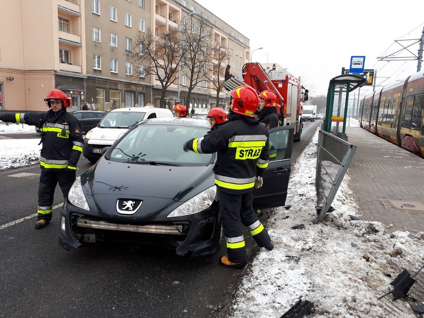 Wypadek na Zachodniej. Kierująca peugeotem uderzyła w barierki [ZDJĘCIA]