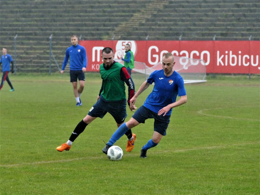 Piłkarze wracają do treningów w większych grupach [ZDJĘCIA]