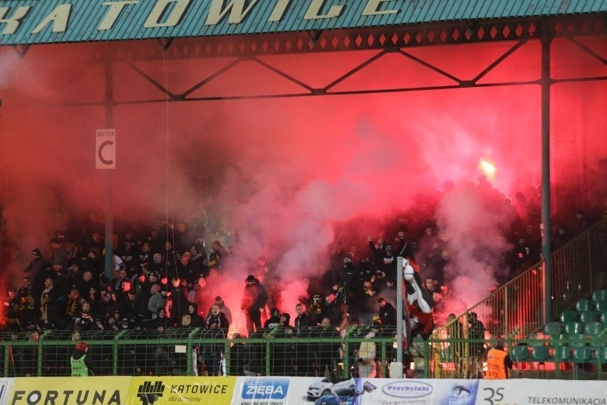 Burdy na stadionie GKS Katowice. Policja zatrzymała pierwsze...