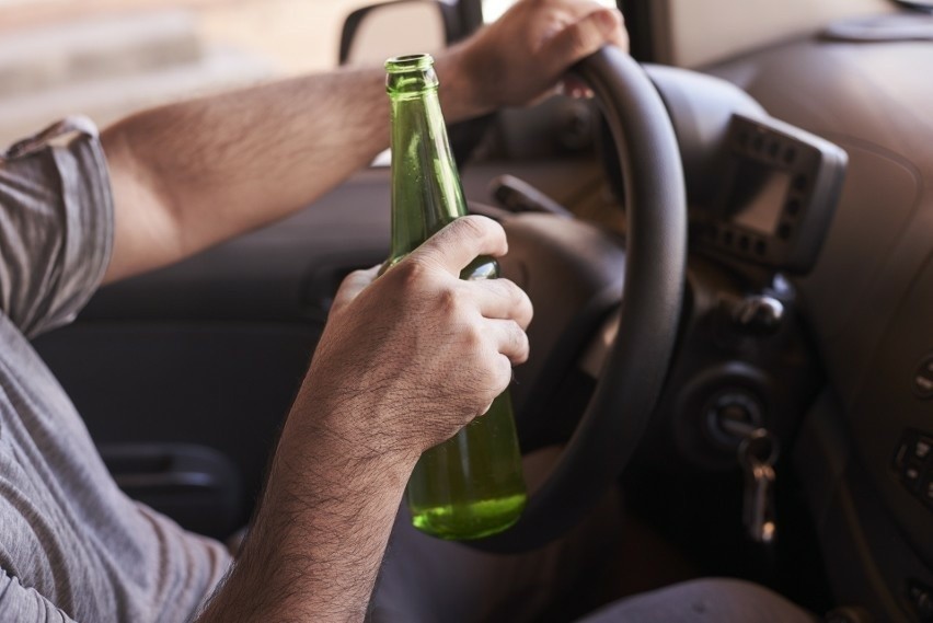 Kierowcy, niestety, nadal sięgają po alkohol w trakcie jazdy...
