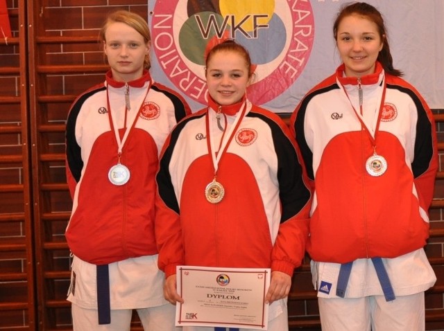 Wicemistrzynie Polski w konkurencji kata drużynowe seniorek (od lewej): Karolina Trepka, Natalia Szponder i Ewa Zajdel.