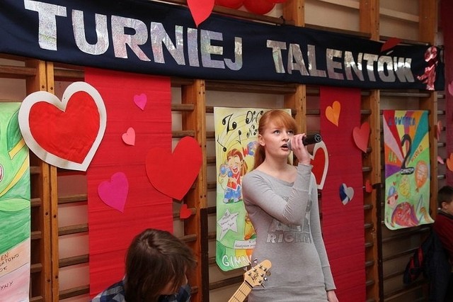 W sobotnim Walentynkowym Turnieju Talentów w tarnobrzeskim Gimnazjum numer 2 nie mogło zabraknąć występów wokalnych.