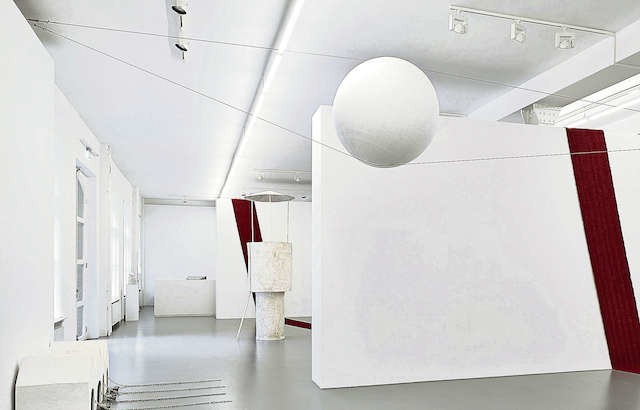 Inge Mahn „Balansująca kula”, technika mieszana, widok instalacji (fot. dzięki uprzejmości „Galerie Max Hetzler”, Berlin, Paris)