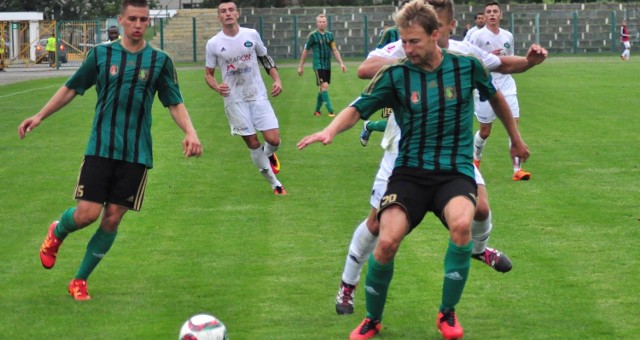Piłkarze Stali Stalowa Wola (zielono-czarne stroje) pokonali w niedzielę Polonię Bytom.