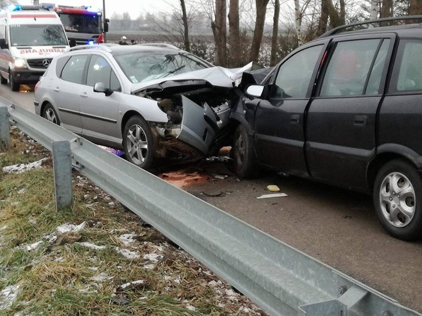 W Żurawiczkach po godz. 12 zderzyły się dwa pojazdy opel...