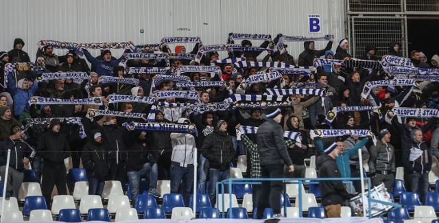 Gol zdobyty w końcówce spotkania zdecydował o zwycięstwie Górnika Zabrze na stadionie Stali Mielec. Stal Mielec - Górnik Zabrze 1:2 (1:0)Bramki: 1:0 Sobczak 8 – 1:1 Ambrosiewicz 58, 1:2 Angulo 89.Stal: Kozioł – Liberacki ż, Sulewski, Bierzało, Zalepa, Marciniec, Żubrowski ż (59 Lech), Sobczak (77 Prejs), Radulj (81 Buczek), Getinger, Cholewiak . Trener Zbigniew Smółka.Górnik: Pawłowski – Kopacz, Kosznik, Szeweluhin, Kurzawa ż, Ledecky (73 Skrzypczak), Angulo, Przybylski (46 Wolosztyński ż), Matuszek ż, Danch, Ambrosiewciz. Trener Marcin Brosz.Sędziował Paweł Kukla (Kraków) Widzów 3420.