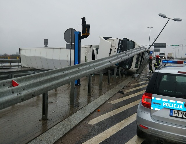 Do tego zdarzenia doszło w niedzielę przed godziną 17. Na ul. Kleeberga w Białymstoku TIR przewrócił się i zablokował ruch na ulicy.