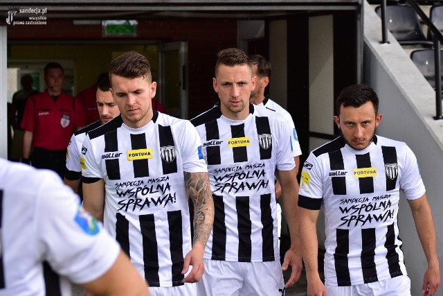 W kampanii 2018/2019 Sandecja miała w swoim składzie Pitera-Bućko (na zdjęciu w środku) i Ormianina Dawita Manojana. W lutym 2019 roku drugi z wymienionych został wytransferowany do macedońskiego FK Rabotniczki.