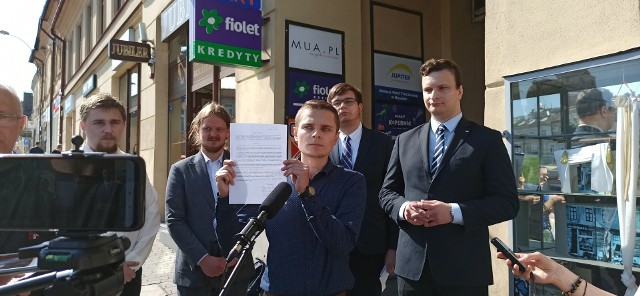 Poniedziałkowa konferencja prasowa. Mateusz Szczepaniak, lider Klubu Konfederacji Lublin, prezentuje pismo do posła Sylwestra Tułajewa