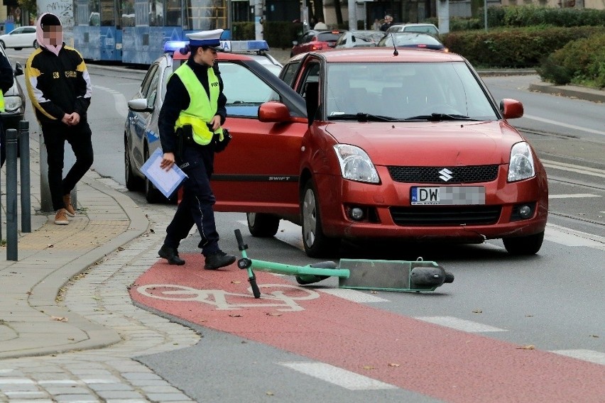 Wypadek we Wrocławiu: Studentka na hulajnodze potrącona przez samochód. Spieszyła się na zajęcia