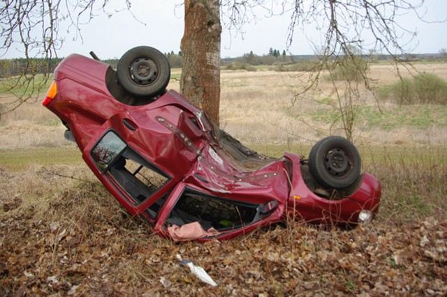 Wypadek na drodze między Rębuszem a Pławnem.