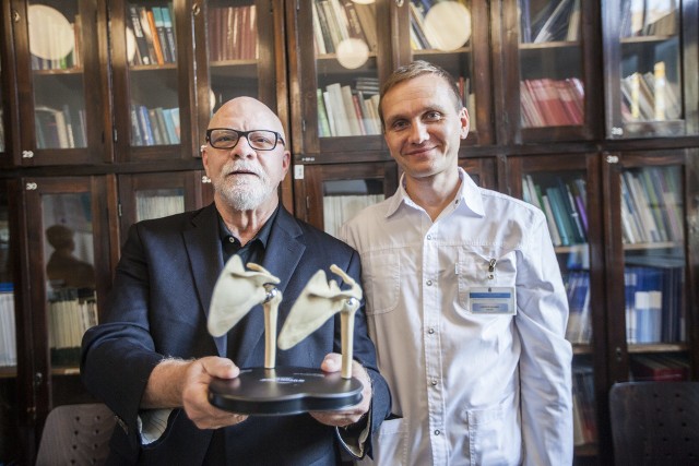 Don Simoncini, przedstawiciel producenta implantu - amerykańskiej firmy Arthrosurface, i dr Jakub Ślusarski ze Szpitala Uniwersyteckiego w Krakowie