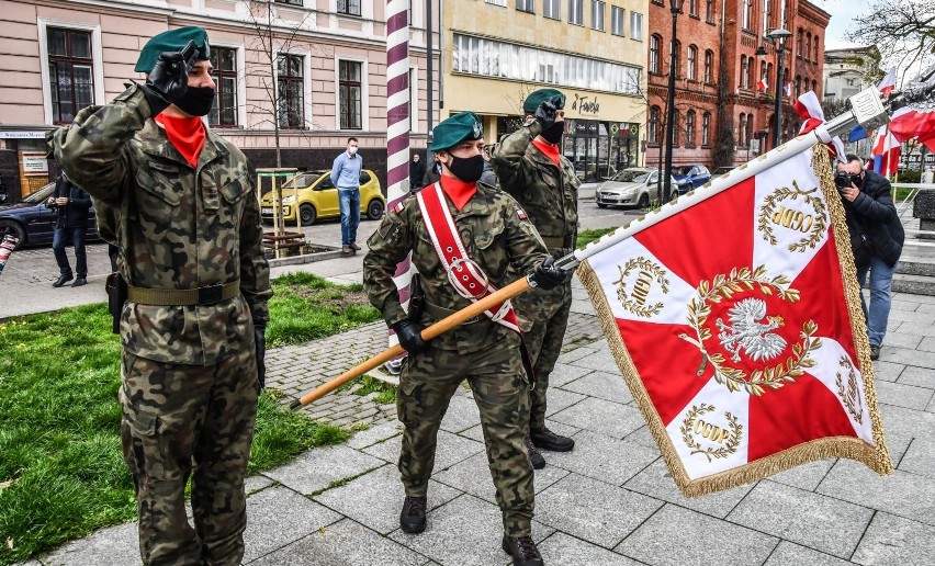 Uroczyste złożenie wiązanek kwiatów pod obeliskiem na placu...