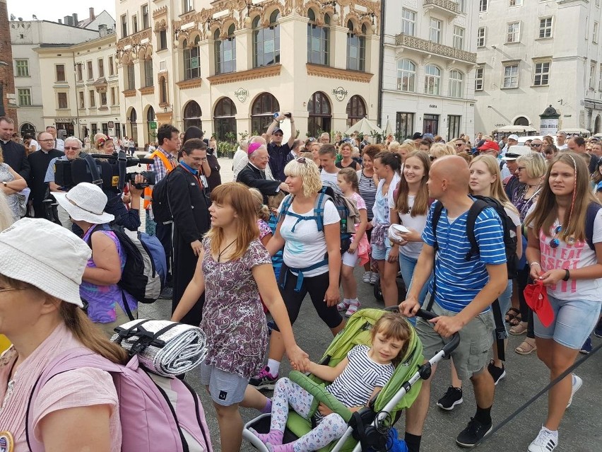 Metropolita krakowski ks. abp Marek Jędraszewski pobłogosławił uczestników pieszej pielgrzymki na Jasną Górę [ZDJĘCIA]