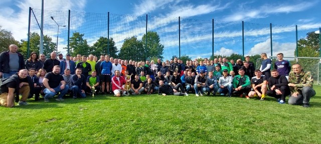 W turnieju charytatywnym rozgrywanym na stadionie miejskim w Lipsku udział wzięło jedenaście drużyn.