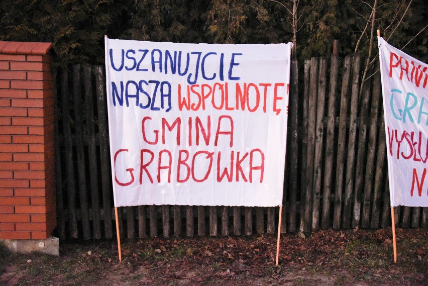 Protesty na rondzie w Grabówce utrudniały ruch pojazdów w...