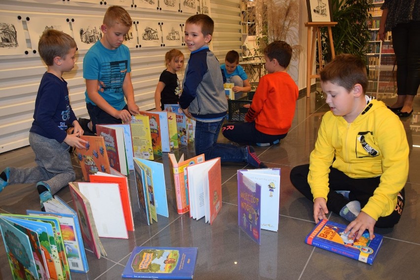 W radziejowskiej bibliotece, między półkami z książkami, pojawiły się duchy. Strasznie rozrabiały! Ale nikt się nie bał...