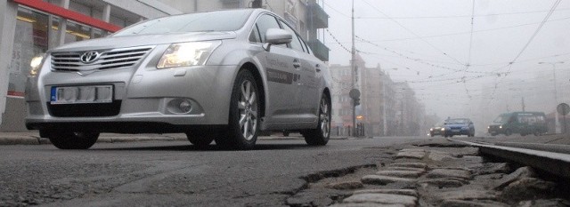 Najgorsze dziury są w centrum miasta. Na ul. Sikorskiego nie brakuje długich na kilkadziesiąt centymetrów wyrw.