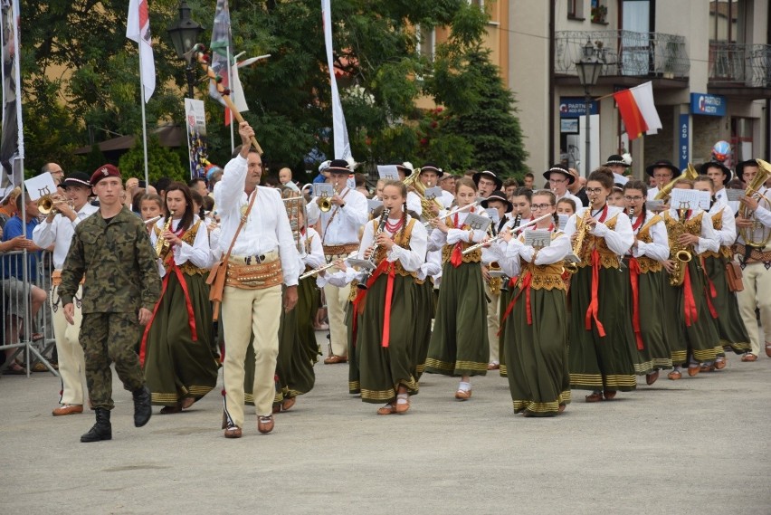 Parada i tańce instrumentalistów w Skale. Festiwal Orkiestr Wojskowych i Dętych