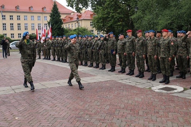 We wtorek na Placu Zwycięstwa przed Pomnikiem Marszałka Józefa Piłsudskiego w Koszalinie odbył się uroczysty apel, podczas którego oficjalnie pożegnano żołnierzy wyjeżdżających na misję do Bośni i Hercegowiny.Zobacz także Święto 8. Koszalińskiego Pułku Przeciwlotniczego 2018
