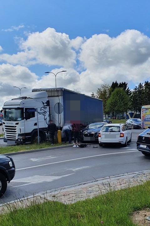 Stłuczka na rondzie w Słupsku. Zderzyły się trzy pojazdy (zdjęcia)