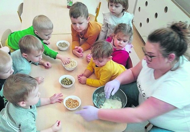 Dzieci z klubu Malucha w Długiem przygotowały pokarm dla ptaków.