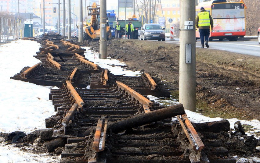 Prace rozpoczęto od demontażu trakcji oraz torów...