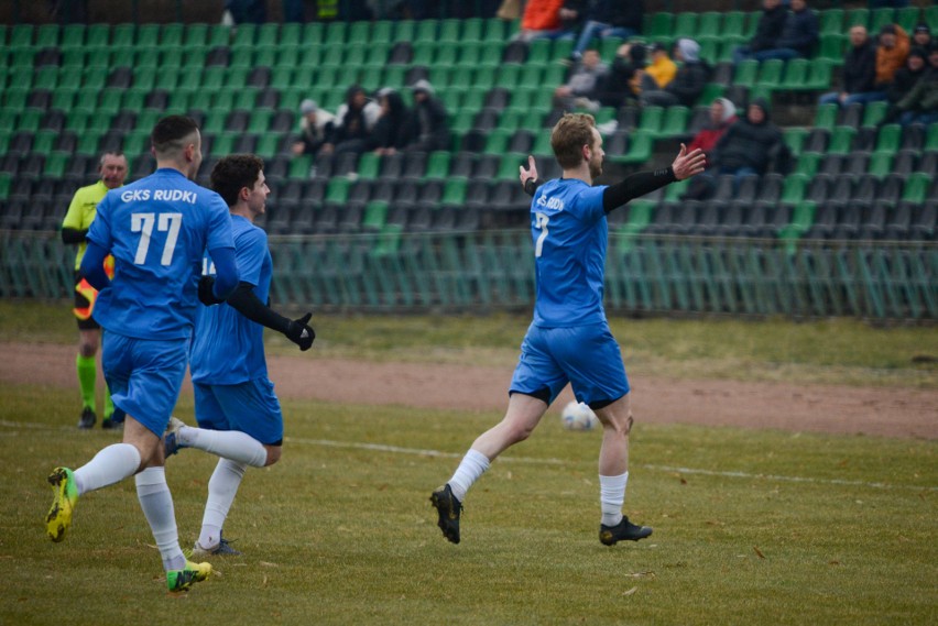 Hummel 4. Liga. Emocjonujący mecz obejrzeli kibice lidera. Star Starachowice na inaugurację rundy wiosennej pokonał GKS Rudki 5:2