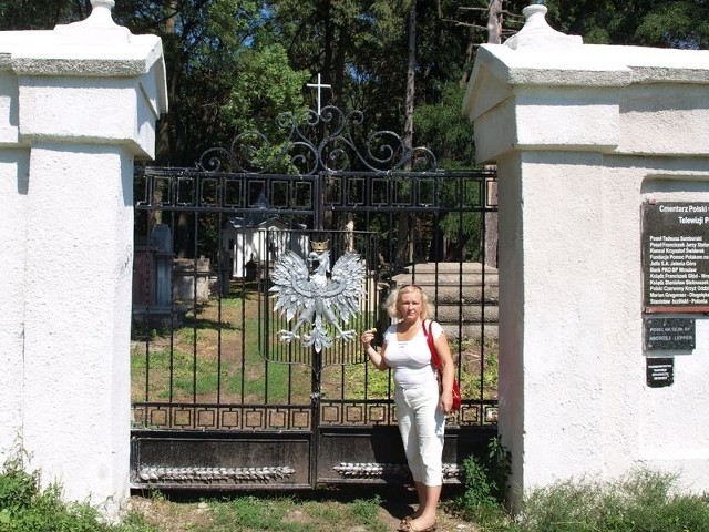 Nowa brama na cmentarz w Kołomyi z rzeźbą orła w koronie, rok 2013. Ze zb. Krystyny (prawnuczki Dolińskich) i Andrzeja Leszczyńskich z Opola