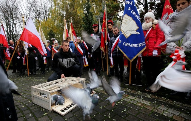 Obchody Święta Niepodległości w Chojnicach mają oficjalny przebieg i ograniczają się do składania kwiatów pod pomnikami i  mszy w bazylice.