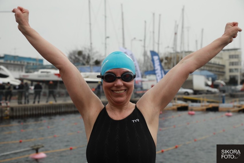 Gdynia Winter Swimming Cup 2020. Uczestników nie wystraszyła lodowata woda o temperaturze 4 stopni Celsjusza. Były za to gorące emocje