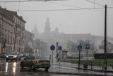 Kraków. Kolejne załamanie pogody i burza śnieżna nad miastem. Fatalne warunki drogowe [ZDJĘCIA]
