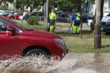 Nie ma wody na Popowicach we Wrocławiu. Znowu pękła rura, ulice są zalane. MPWiK usuwa awarię 