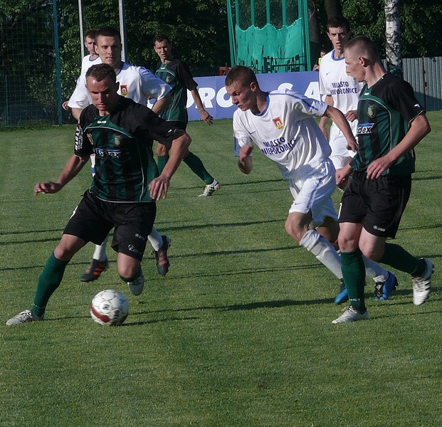 Piłkarze Stali Stalowa Wola (z piłką Michał Czarny, z prawej Artur Cebula) przegrali z Puszczą w Niepołomicach.