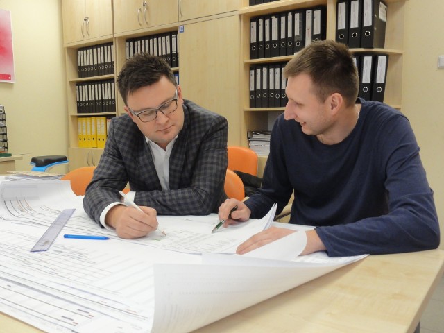 Nowe inwestycje B&P Engineering w Przeworsku oznaczają dodatkowe miejsca pracy. Nz. od lewej Marcin Kocaj i Mateusz Łyżeń.