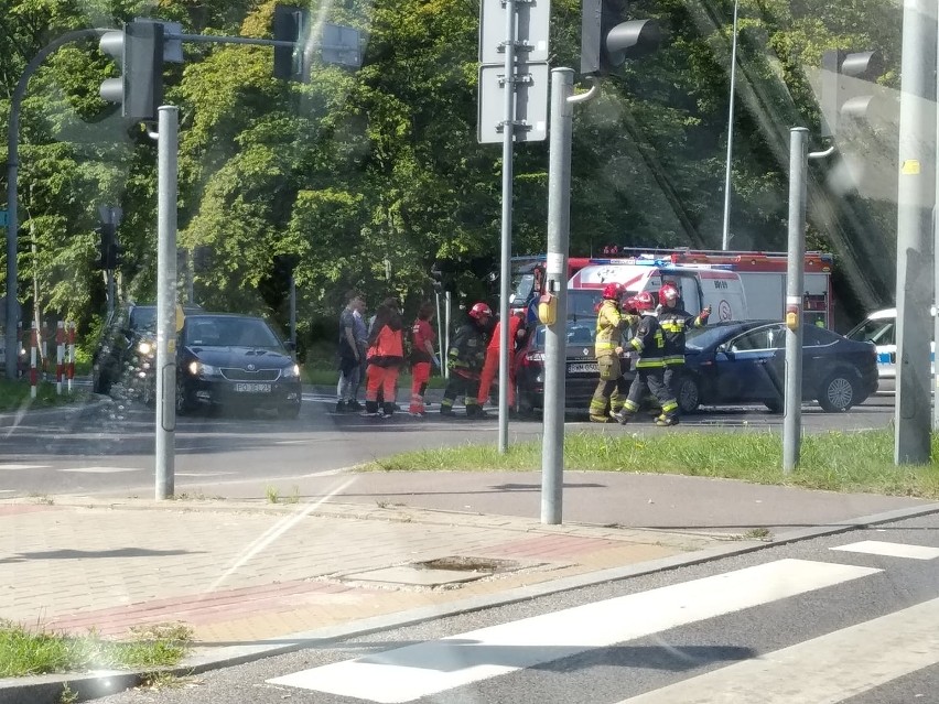 Białystok: Wypadek na skrzyżowaniu ulicy Zwierzynieckiej z 11 listopada. Zderzyły się dwa auta [ZDJĘCIA]