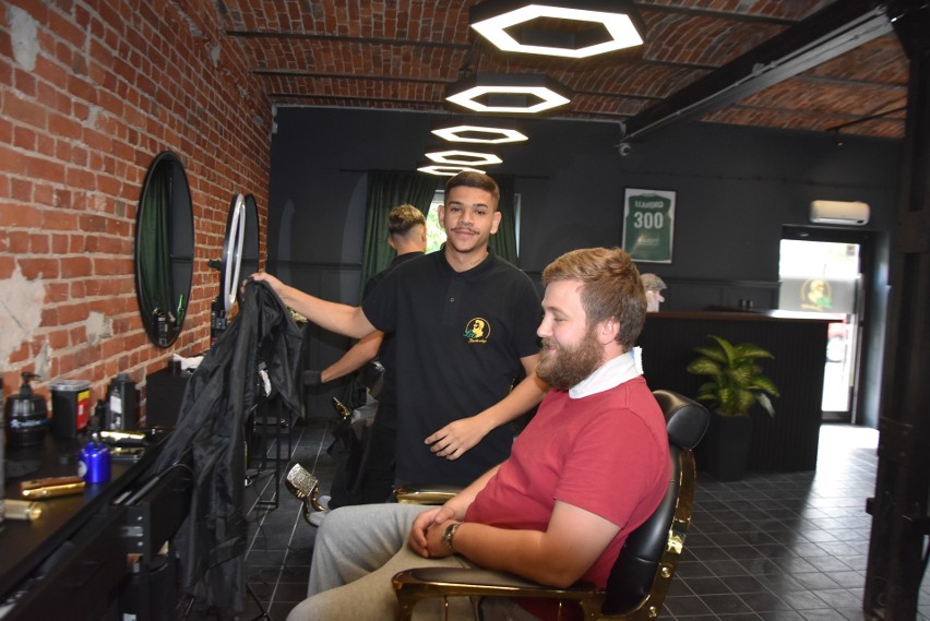 Piłkarz Radomiaka Leandro Rossi otworzył nowy salon fryzjerski w Radomiu. To LeoBarberShop. Zobacz zdjęcia